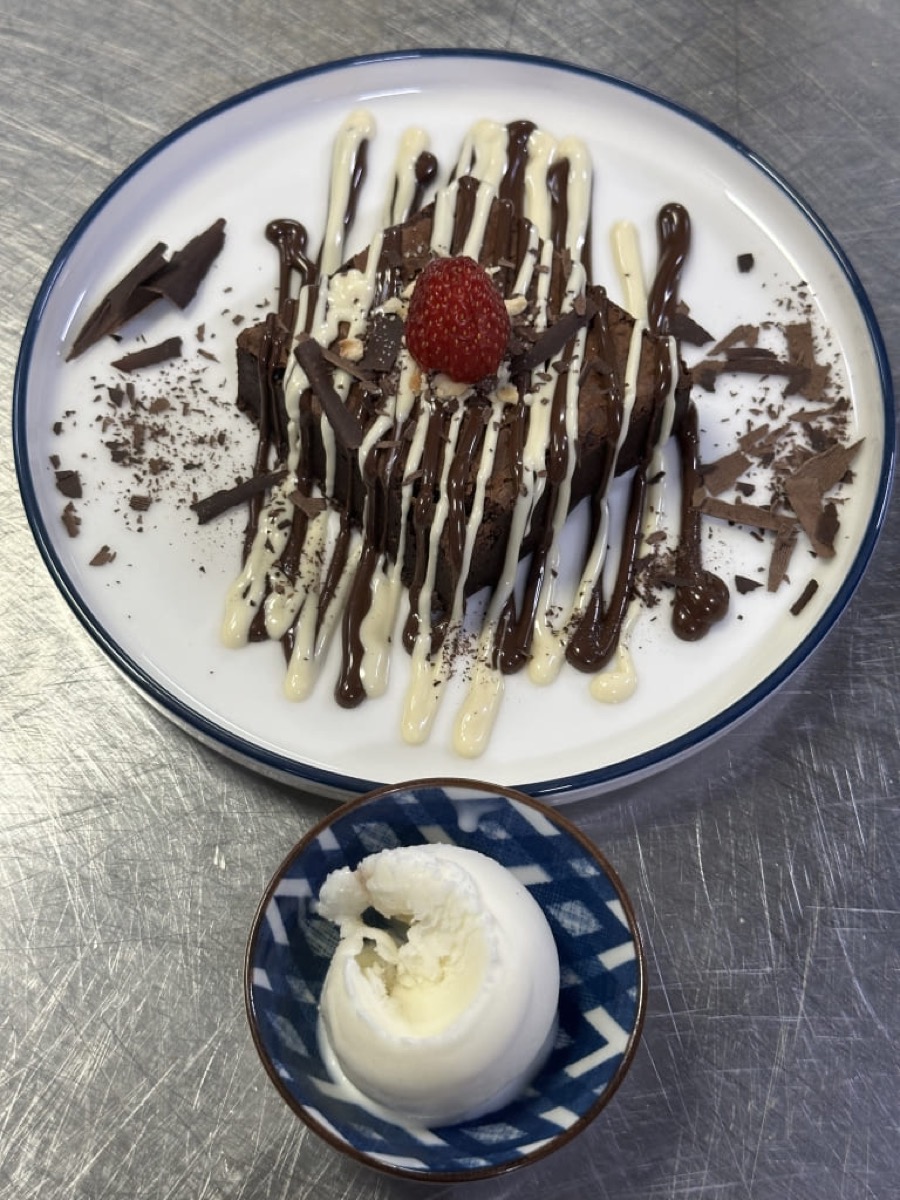 3 ÇİKOLATALI DONDURMALI BROWNİ