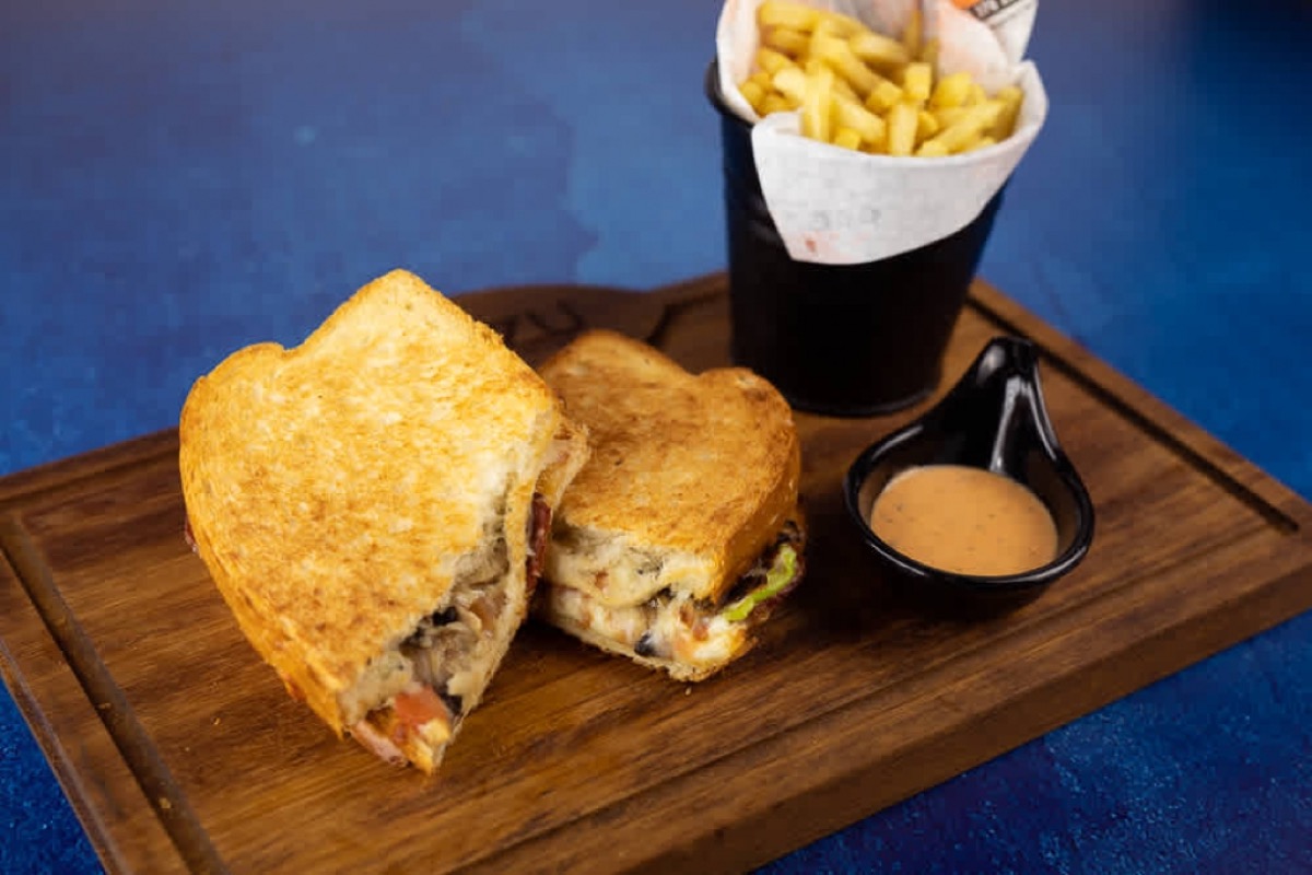 PİZZA TOST SUCUKLU MENÜ