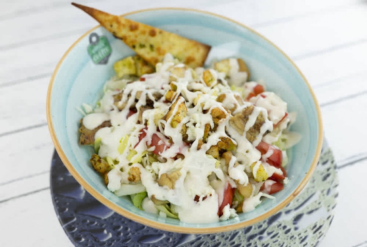 SEZAR SOSLU TAVUKLU SALATA